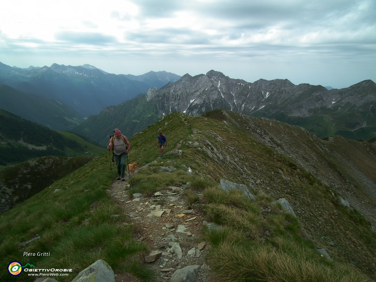 31 Maurizio, di rientro dal Pizzo del Vallone, ci raggiunge....JPG